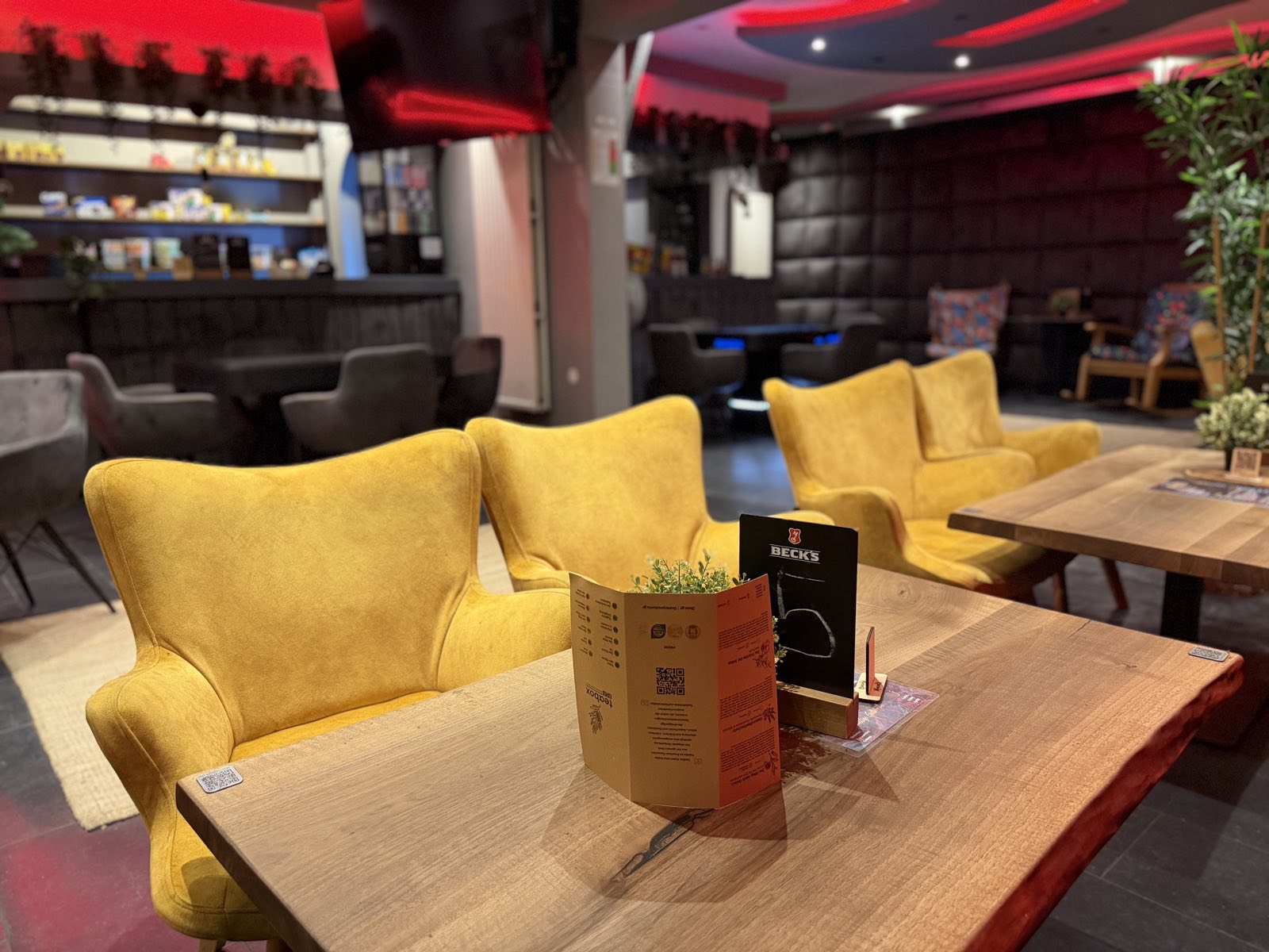 Gelbe Loungesessel und Holztische bei Moonrock's