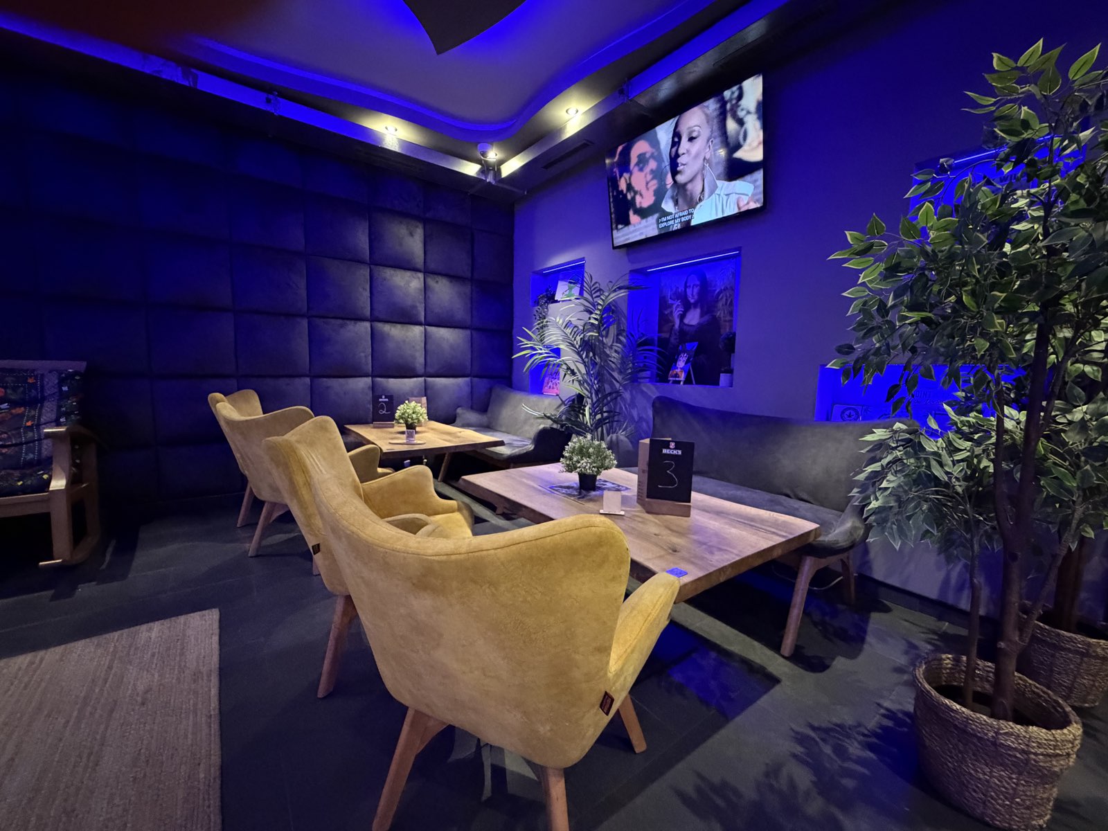 Lounge-Ecke bei Moonrock's mit blauer Beleuchtung